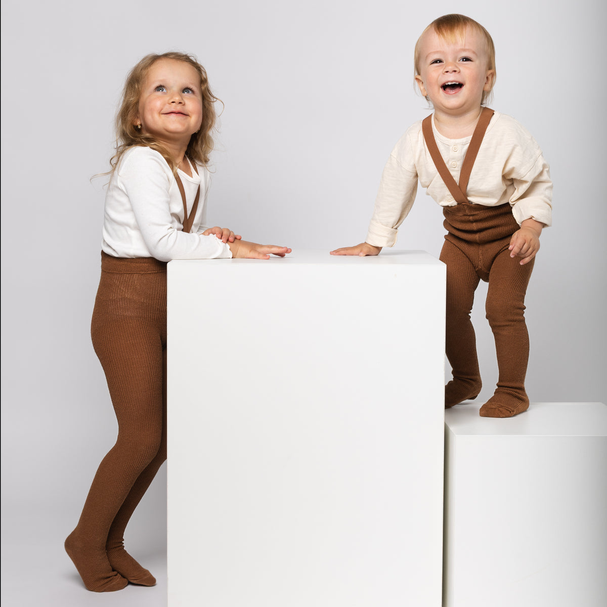 Strumpfhosen mit Trägern – Haselnuss (mit Baby-Alpakawolle)