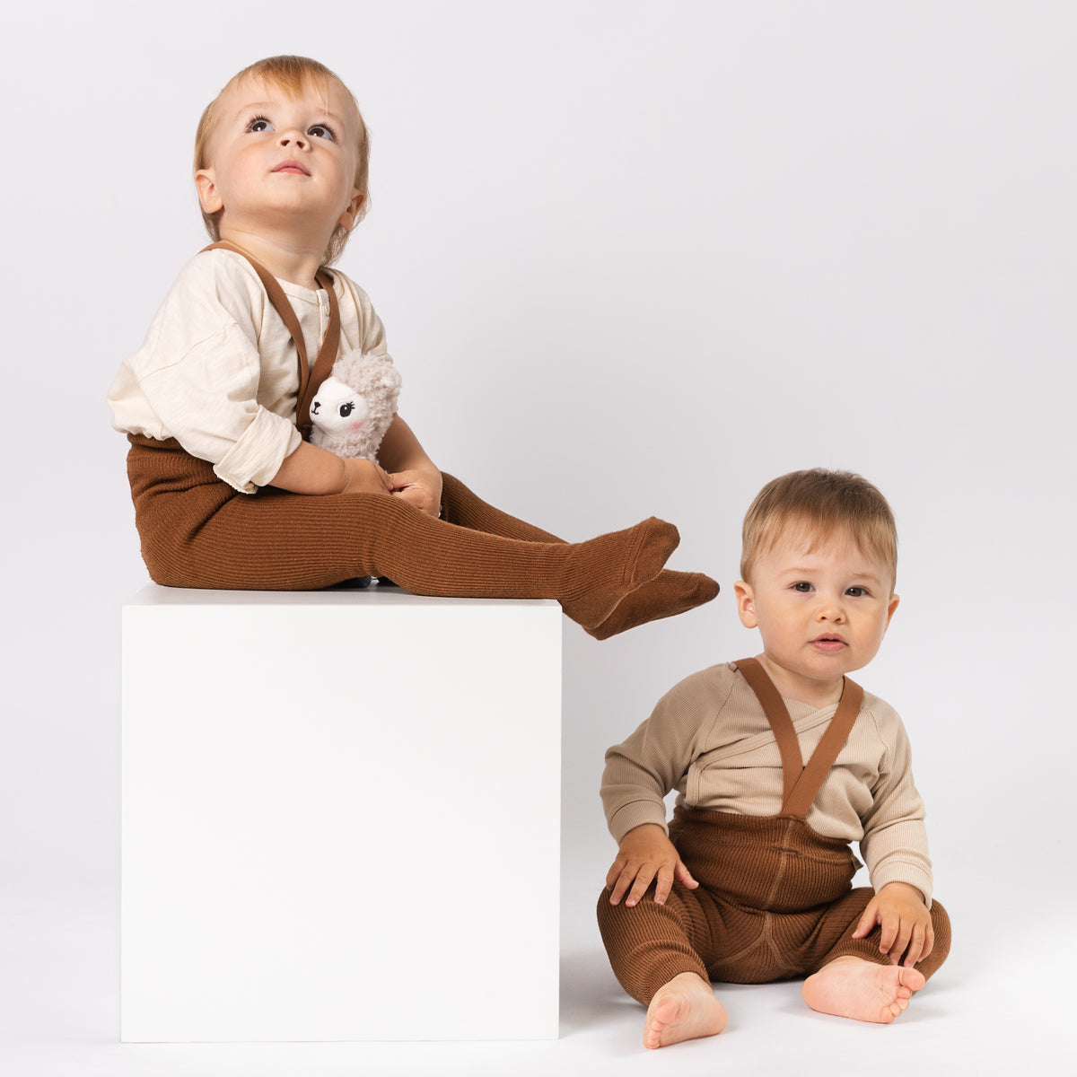 Strumpfhosen mit Trägern – Haselnuss (mit Baby-Alpakawolle)