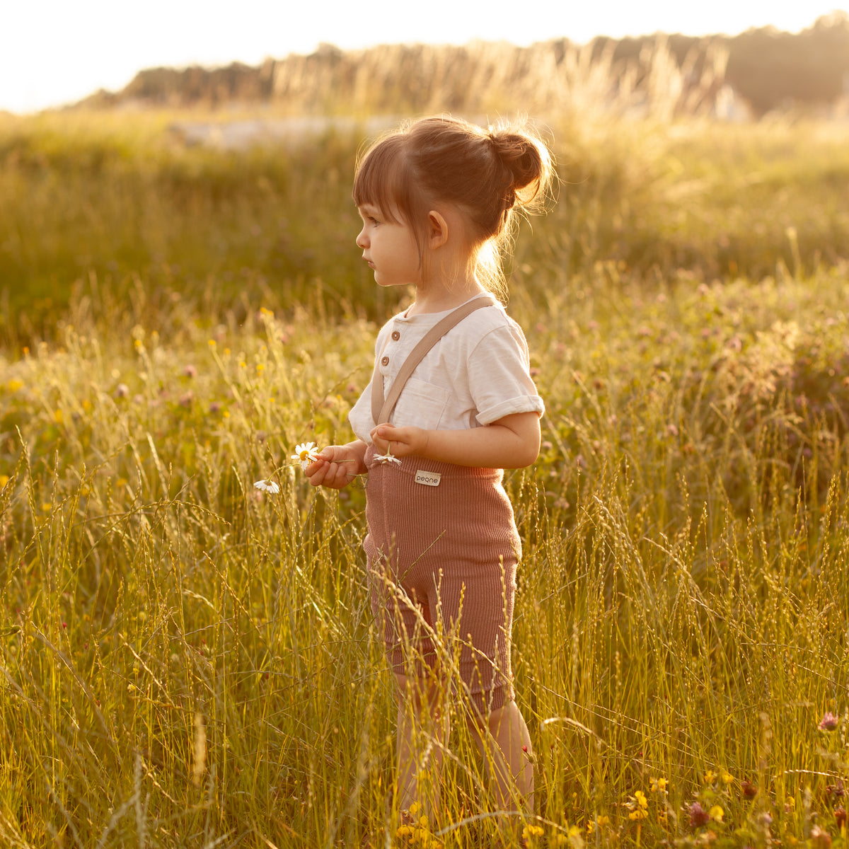 Kurze Hose mit Trägern -Staubrose